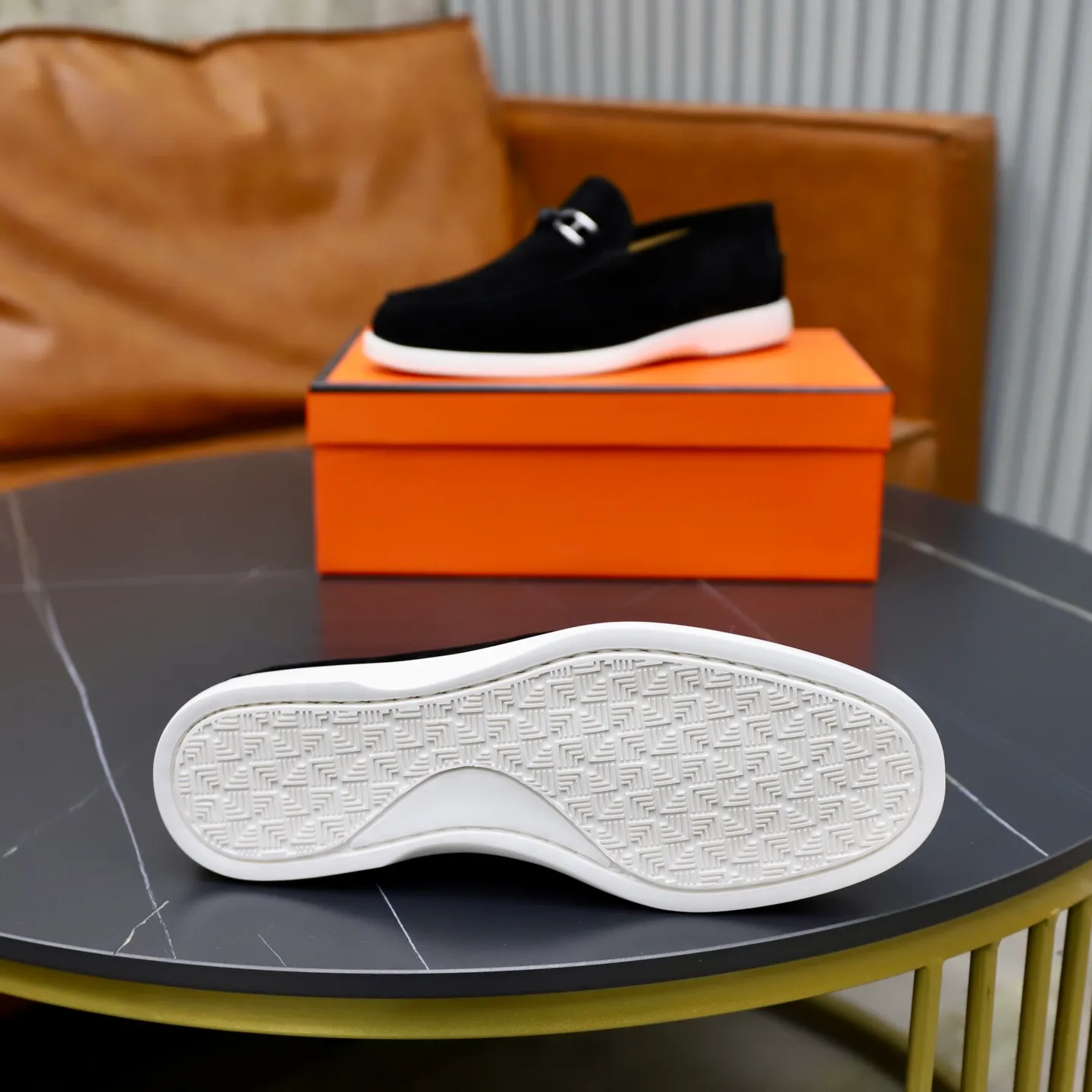 Ex-factory price: 540💰Hermès/Hermès slip-on men's shoes. This shoe is made of imported cow suede leather, with simple and smooth lines, and a 3CM rubber foam ultra-light sole combined with aerodynamic design! Youthful and fashionable, H button decoration, contrasting leather embellishment on the heel, calf lining to gently wrap your feet, with embossed logo cowhide feet, leather rock strips, casual and urban style, highlighting youthful vitality, sports and leisure version, super versatile Size number: 38-39-40-41-42-43-44 Standard leather shoe size (45 can be customized but does not support returns)